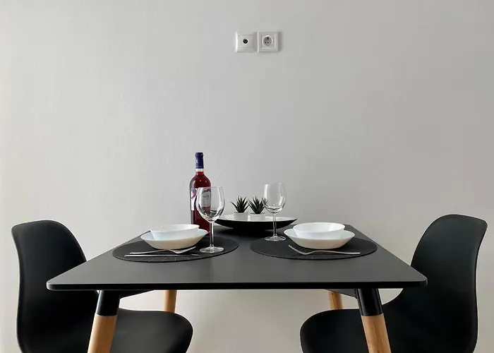 Modern In Town, Walking Distance To The - No 4 Apartamento