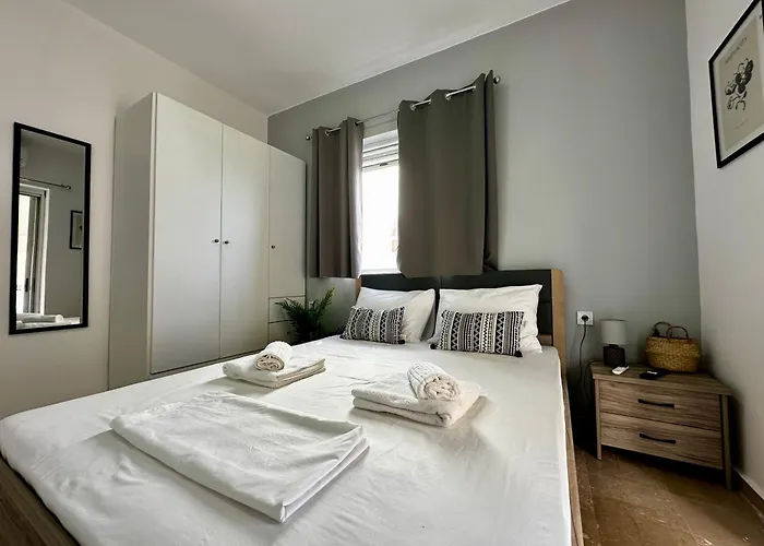 Modern In Town, Walking Distance To The - No 4 *