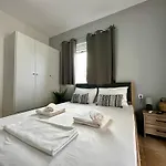 Modern In Town, Walking Distance To The - No 4 *