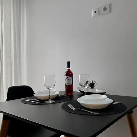 Modern In Town, Walking Distance To The - No 4 Kos-stad